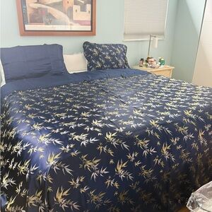 Elegant Blue and Gold Leaf Pattern Duvet Cover Set